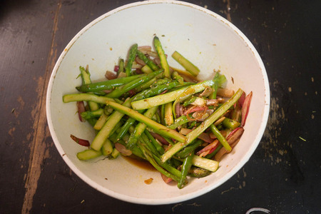 Salade d'asperges et de radis grillés_.jpg