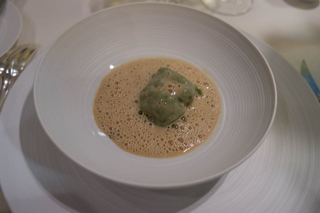Ravioli de homard breton, foie gras et crème de cèpes_.jpg
