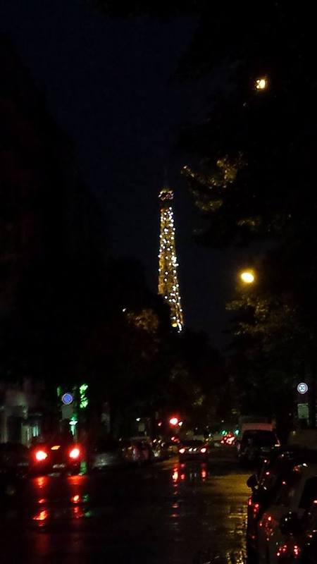 La tour Eiffel quand il pleut la nuit