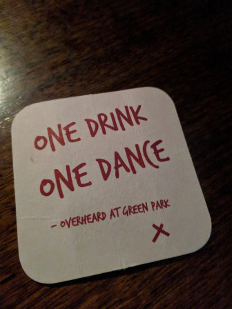 sous-bock blamc avec marqué dessus «One drink one dance - Overhead at green park»