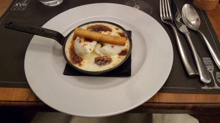 Oeuf bio en cocotte, fondue de poireaux et fromage frais de brebis