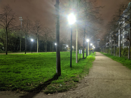 Allée Mehdi Ben Barka au niveau de l'entrée de la place des sévines la nuit