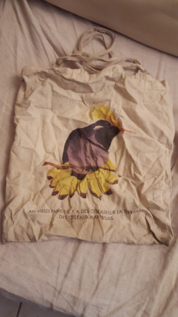 Tote bag avec un oiseau et la phrase suivante «Au vieux panier il y  a des oiseaux sur la terrasse des oiseaux marseillais»