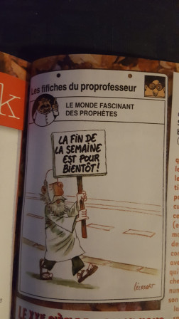dessin de Lécroart pour les fifiches du proprofesseur : le monde fascinant des prophétes  : un prophéte défile avec une pancarte sur laquelle on peut lire «La fin de la semaine est pour bientôt !» 