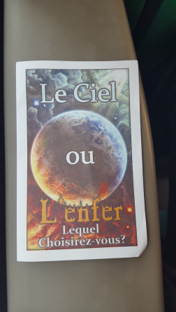 Trac montrant la terre avec cette phrase «Le ciel ou l'enfer Lequel Choisirez-vous ? »