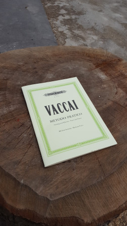 Méthode de chant Vaccai sur une souche d'arbre