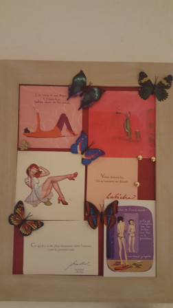 tableau avec des cartes disant «J'ai envie d'une bague à l'annulaire. Quelque chose de trés simple» «Venez Dimanche. On se tutoiera au dessert»«Ce qu'il y a de plus étonnant dans l'amour, c'est le premier pas»«Celui de l'année derniére ? Je l'ai jeté. Il me rappelait trop mon histoire avec Paul et la Guadeloupe. maintenant je regrette.
