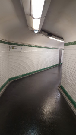 Couloir vers la 3 direction Levalois de la station Père Lachaise depuis les quai de la ligne 2 