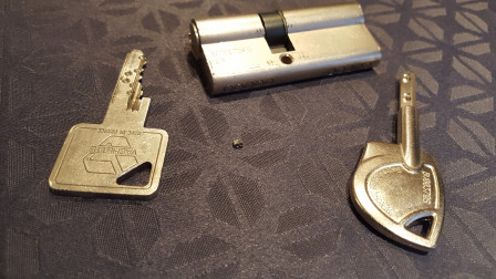 serrure cassé avec deux clefs différentes et le petit morceau cassé