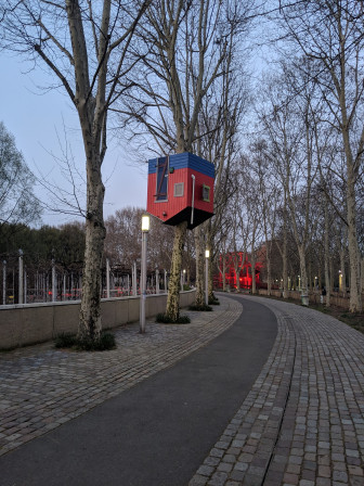 maison renversée dans un arbre au parc de la Villette