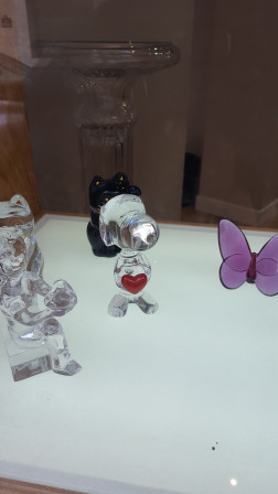 snoopy en cristal tenant un cœur