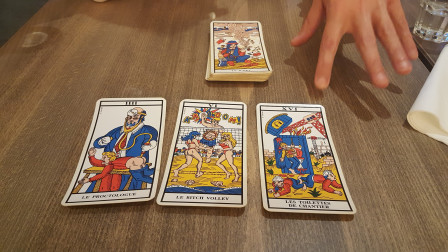 Tirage de tarot de marseille personnalisé avec IIII «Le proctologue» VI «Le Bitch volley» et XVI «les toilettes de chantiers»