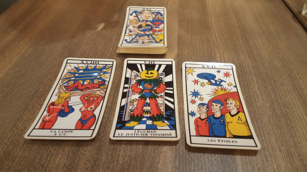 Tirage de tarot de marseille personnalisé avec XVIIII «La Lampe à U.» VIII «Léguman Le justicier vitaminé» et XVII «Les étoiles»