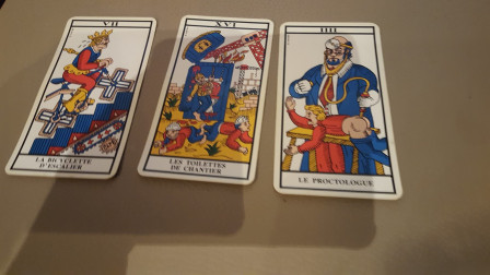 Tirage de tarot de marseille personnalisé avec  VII «La bicyclette d'escalier», XVI «Les Toilettes de chantier» et IIII «Le proctologue» 