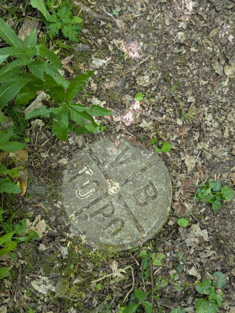 Marque ferroviaire sur l'ancienne ligne Chars - Magny-en-vexin, Cylindre marqué d'une croix avec dans les quadrants  B, P0, T0 et V  dans le sens horaire 