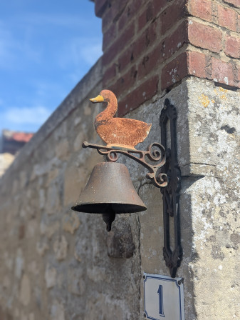 Sonnette manuelle de porte  avec un Canard en fer rouillé dessus