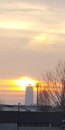 Soleil levant sur la tour Pleyel, donnant un air de Barad-dûr