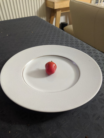 Piment antillais sur une assiette blanche